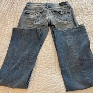 Women’s flare leg True Religion jeans. In like-new condition.
